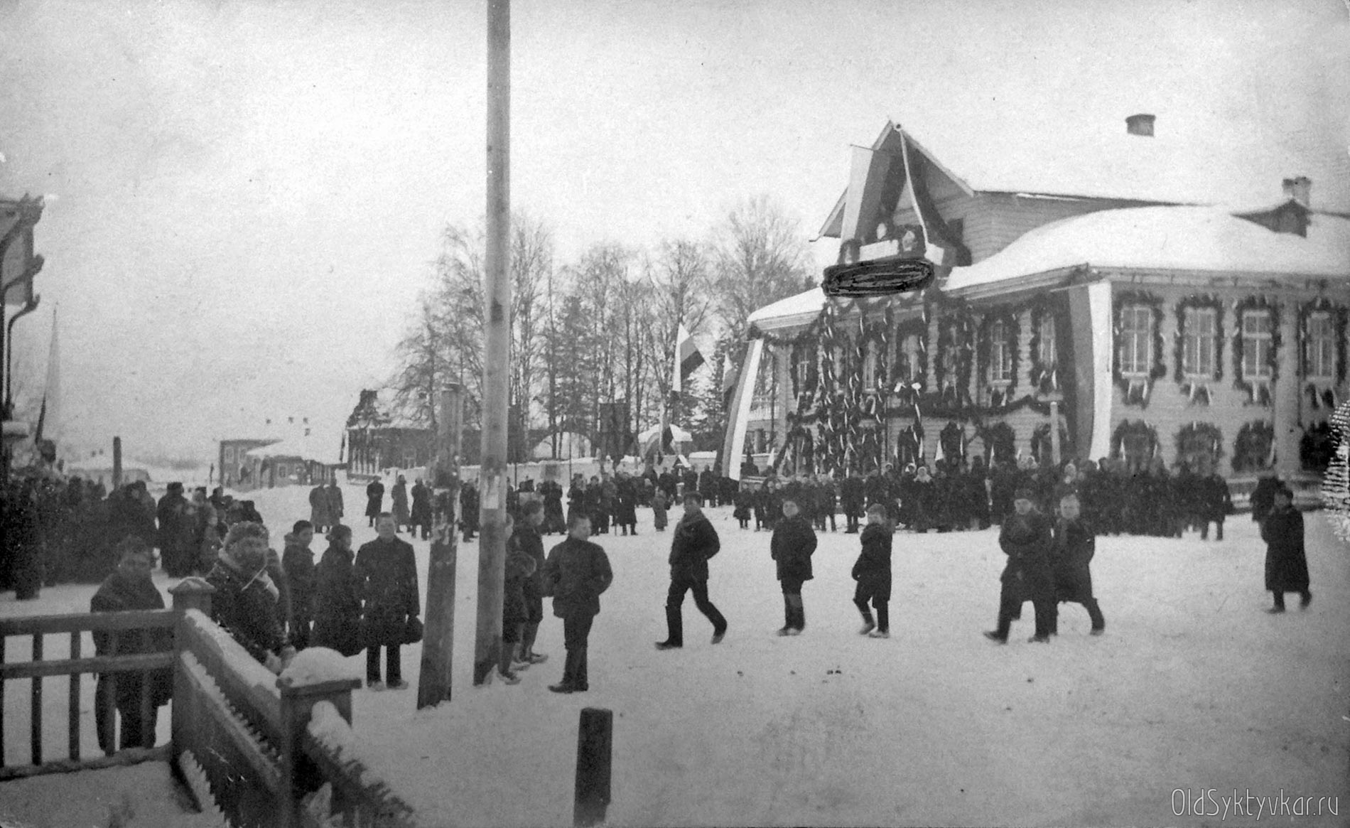 Земская управа, украшенная хвойными гирляндами — Старый Сыктывкар